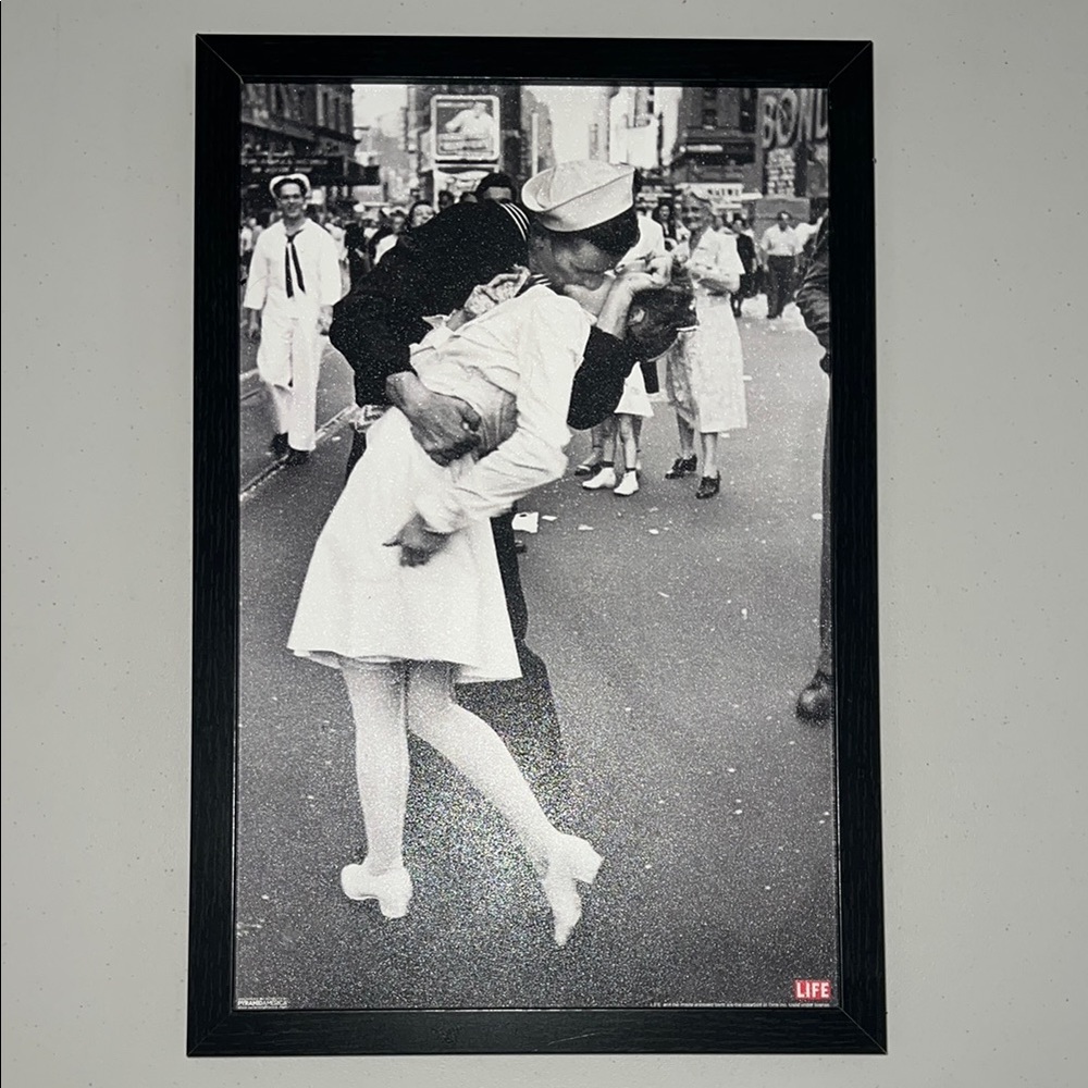 🔥‼️Iconic Sailor and Nurse Kiss Poster‼️🔥